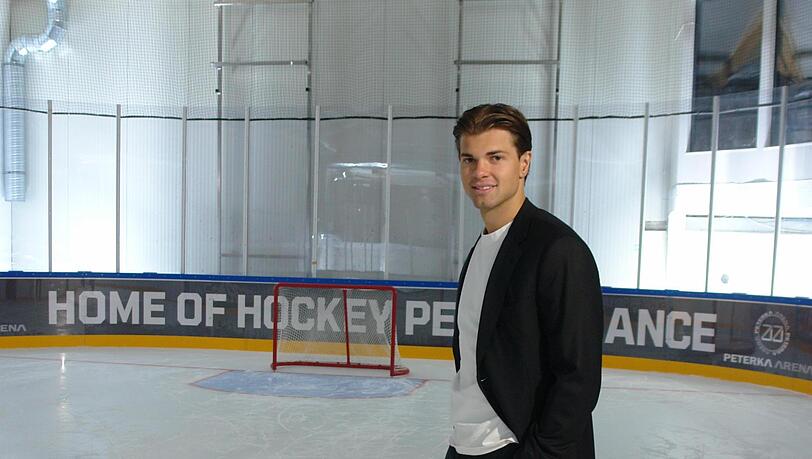 JJ Peterka stolz auf dem Eis seiner eigenen Arena im 3000-Seelen-Dorf Buchbach im Landkreis M&uuml;hldorf.
