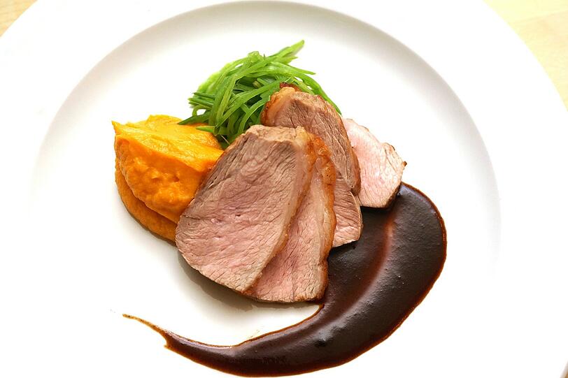 4. GANG - Rosa gebratener Kalbstafelspitz mit Portweinjus, Süßkartoffelpüree und Kaiserschoten
Ein guter Kalbstafelspitz lässt das Frankenherz höher schlagen: Das zarte Fleisch, das cremige Püree, die Julienne-Schoten &ndash; dazu hat wieder Rudolf May einen passenden Bocksbeutel im Portfolio. Sein trockener Silvaner &bdquo;Retzstadter Langenberg&ldquo;, Erste Lage, Jahrgang 2013, kann mit einem eleganten Körper und einem Hauch Melone mithalten.