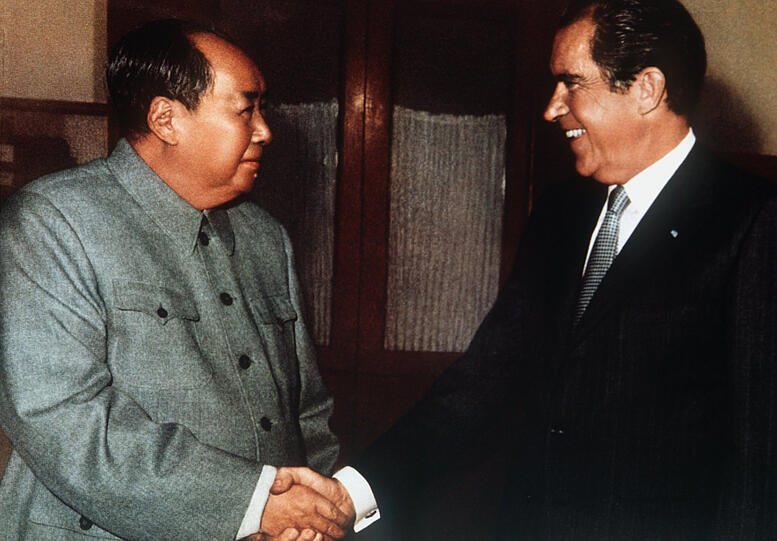 21. Februar 1972: Der Höhepunkt der Ping-Pong-Diplomatie. Chinas Staatschef Mao Tse Tung (l) begrüßt den US-amerikanischen Präsidenten  Richard Nixon. Nixon war der erste US-Präsident, der die Volksrepublik China besuchte. Mit dem Besuch begann eine neue Ära zwischen den beiden großen Mächten.
