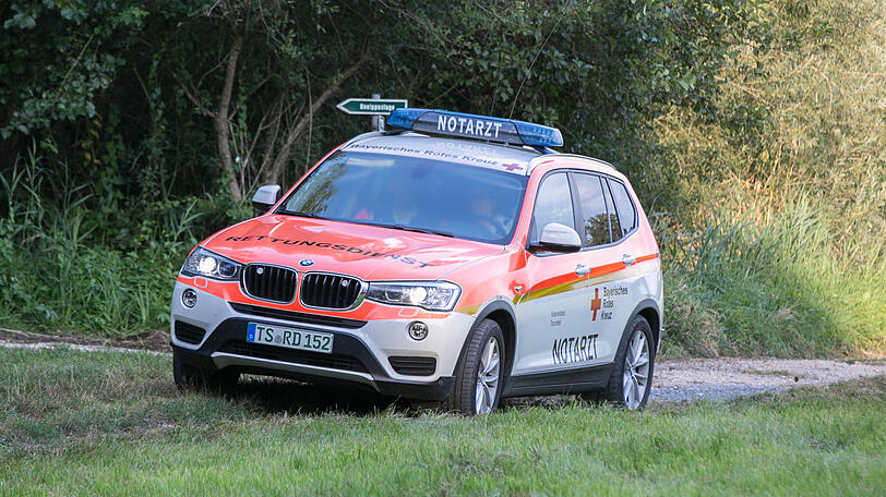 Bilder vom Notarzteinsatz am Tachinger See - die 63-Jährige ist gestorben, kurz nachdem sie ins Krankenhaus.
