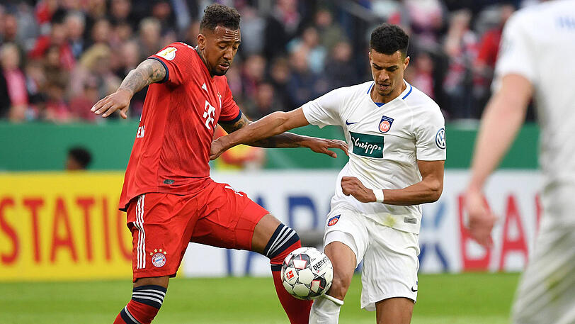 JEROME BOATENG, NOTE 3: Zunächst draußen, musste der Innenverteidiger nach 24 Minuten als SOS-Einsatz für Rot-Sünder Süle auf den Platz. Ein echter Kaltstart für den Ex-Nationalspieler, den er jedoch bestand. Zunächst souverän und sicher als Chef der nun neu formierten Dreierkette, dann stand es plötzlich 4:4.
