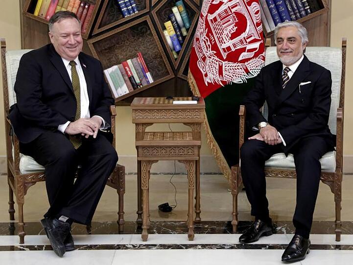 Mike Pompeo (l), Außenminister der USA, und Abdullah Abdullah, politischer Rivale des afghanischen Präsidenten Ghani, sitzen bei einem Treffen im Sepidar-Palast.