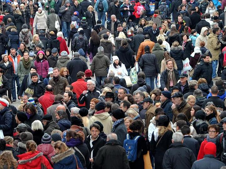 Passanten drängen sich durch die Innenstadt in München (Bayern).