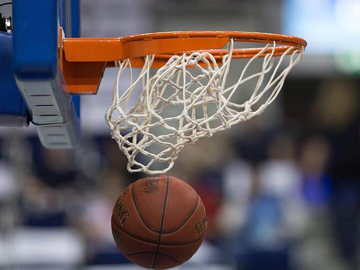 Ein Basketball fällt durch das Netz vom Basketballkorb. Foto: Lukas Schulze/dpa/Symbolbild