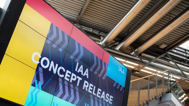 Ein Monitor mit der Aufschrift "IAA Concept Release" ist zu sehen.
