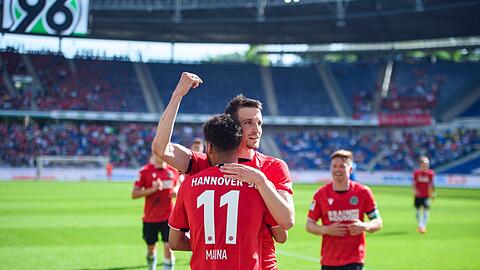 Hannovers Linton Maina (l) und Sebastian Stolze bejubeln ein Tor.