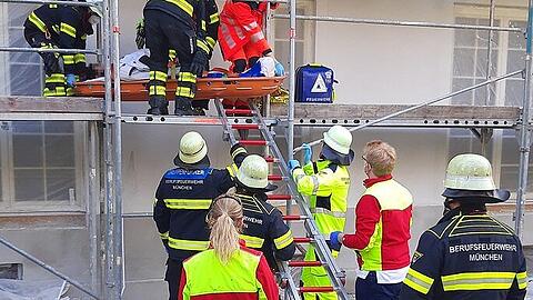 Die Feuerwehr rettet einen gestürzten Bauarbeiter vom Baugerüst