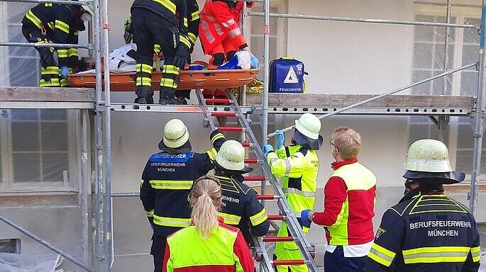 Die Feuerwehr rettet einen gestürzten Bauarbeiter vom Baugerüst