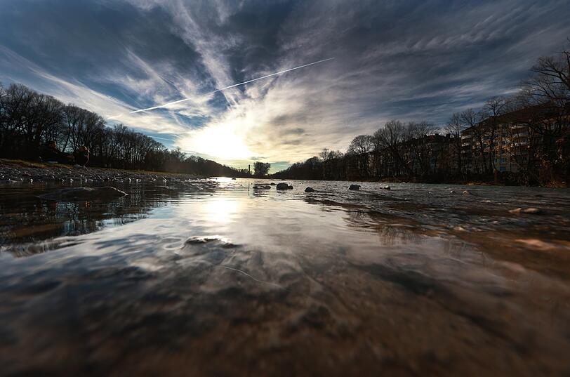 Ein großartiges Schauspiel mit Fluss und Himmel.