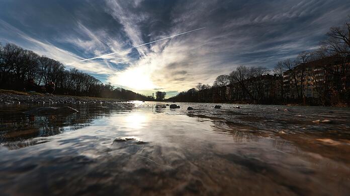 Ein großartiges Schauspiel mit Fluss und Himmel.