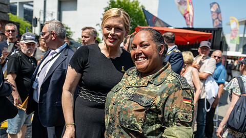 Bundestagspräsidentin Klöckner posiert für ein Foto mit einer Veteranin.