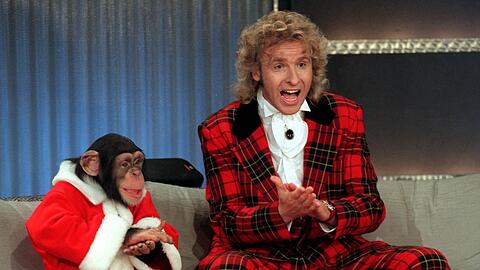 Der Schimpanse Charly 1996 auf der Couch neben Thomas Gottschalk.