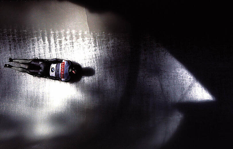 Alexander Hassenstein (u.a. getty images) holte sich den Preis in der Kategorie Sport: Sein Foto zeigt den Juniorenweltmeister im Skeleton, Alexander Kröckel, wie er mit dem Kopf vorneweg durch den Eiskanal rast.