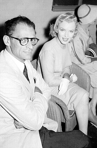 Insgesamt heiratete Marilyn Monroe dreimal - zuletzt den bekannten Dramatiker Arthur Miller. Ihre Ehe dauerte 5 Jahre.