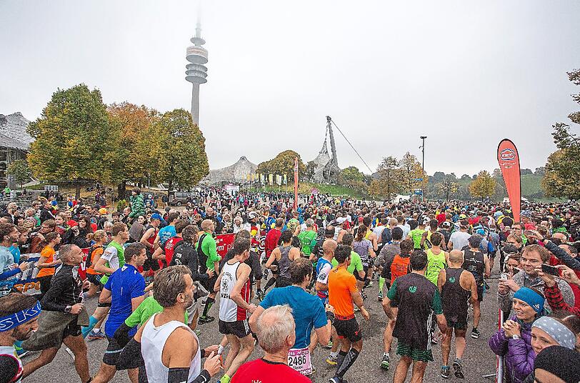 Die Masse macht&rsquo;s: Insgesamt gingen bei den Wettbewerben im Rahmen des 30. München Marathon 22 825 Sportler auf die Strecke.