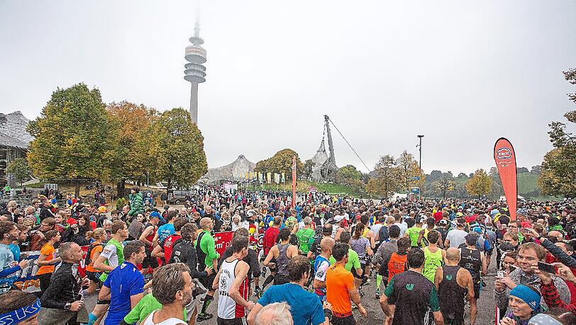 Die Masse macht’s: Insgesamt gingen bei den Wettbewerben im Rahmen des 30. München Marathon 22 825 Sportler auf die Strecke. Die Masse macht’s: Insgesamt gingen bei den Wettbewerben im Rahmen des 30. München Marathon 22 825 Sportler auf die Strecke.