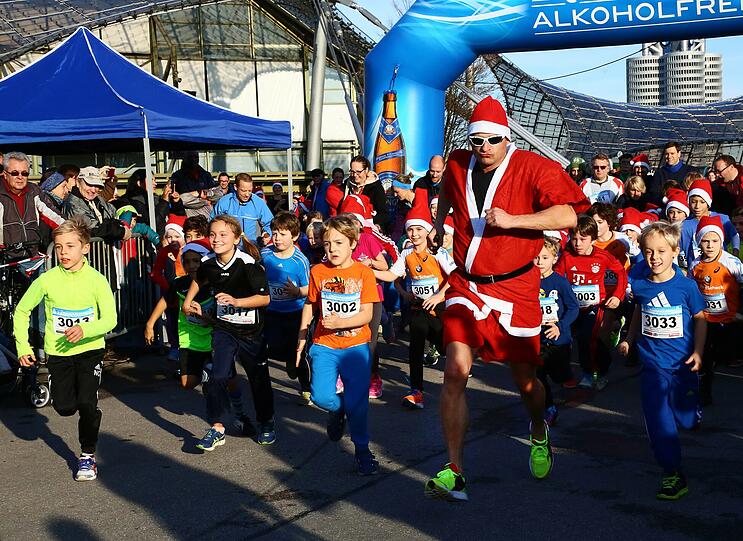 Am Samstag liefen mehr als 1.700 Münchner durch den Olympiapark. Die Bilder vom Nikolauslauf.