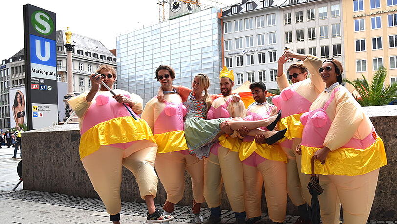 Am Ende werden sie zum Fotomotiv: Passanten scharen sich um die Junggesellen, die sich vor der Calzedonia-Werbung am Marienplatz prächtig amüsieren. Am Ende werden sie zum Fotomotiv: Passanten scharen sich um die Junggesellen, die sich vor der Calzedonia-Werbung am Marienplatz prächtig amüsieren.