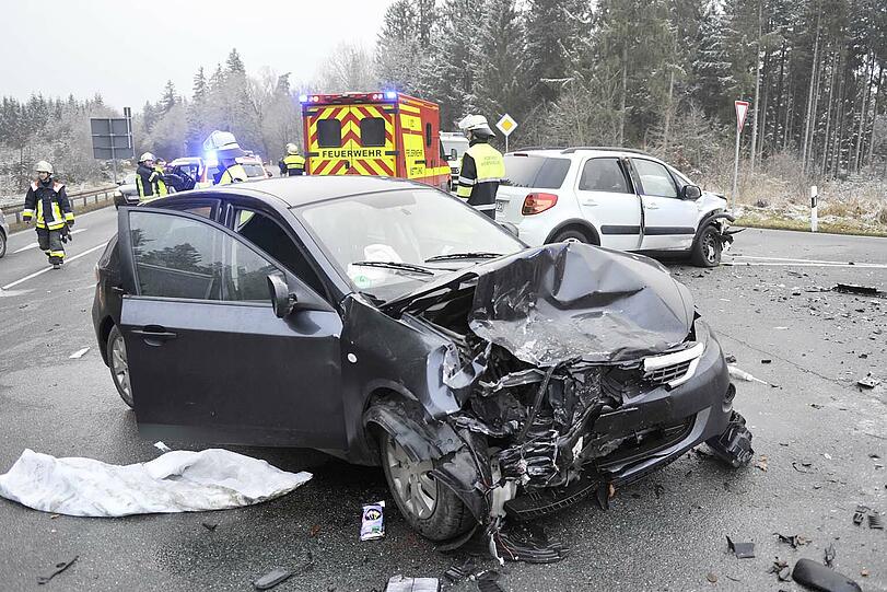 Bei dem heftigen Unfall erlitten drei Personen schwere Verletzungen.