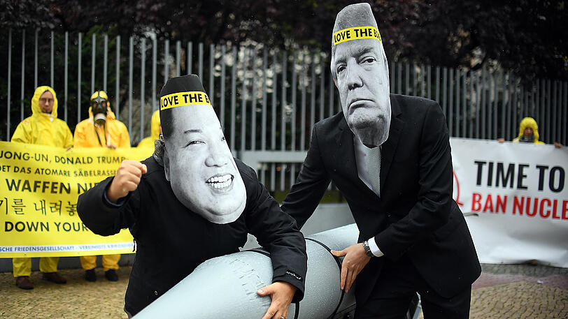 Aktivisten der Internationalen Kampagne zur Abschaffung von Atomwaffen (ICAN) im September vor der amerikanischen Botschaft in Berlin. Ican erhält den Friedensnobelpreis 2017.