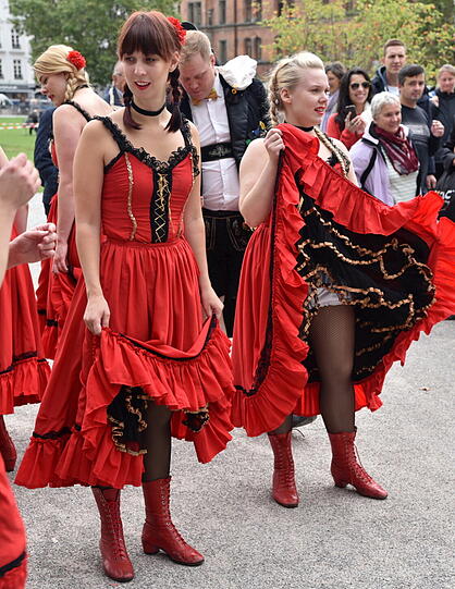 In der Münchner Innenstadt lieferten schwedische Studenten am Freitag ein Mordsspektakel! Die Bilder!