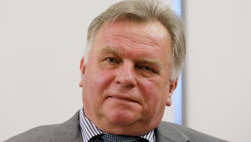 Geht er in den Dschungel oder nicht? Ex-Bundesverkehrsminister Günther Krause (CDU) dementiert. Geht er in den Dschungel oder nicht? Ex-Bundesverkehrsminister Günther Krause (CDU) dementiert.