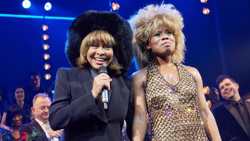 Tina Turner (l) und Hauptdarstellerin Kristina Love stehen nach der Deutschland-Premiere auf der Bühne im Operettenhaus. Tina Turner (l) und Hauptdarstellerin Kristina Love stehen nach der Deutschland-Premiere auf der Bühne im Operettenhaus.