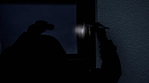 Der Täter war war mit einem Komplizen in ein freistehendes Einfamilienhaus in Obermenzing eingebrochen. (Symbolbild)