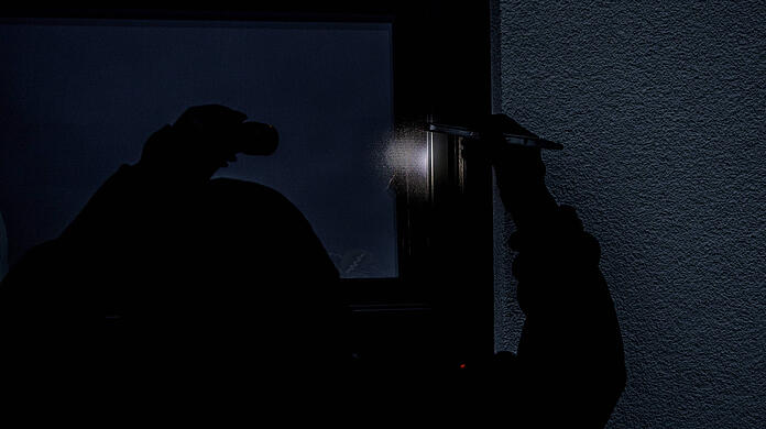 Der Täter war war mit einem Komplizen in ein freistehendes Einfamilienhaus in Obermenzing eingebrochen. (Symbolbild)