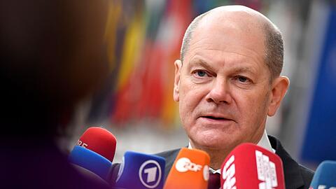 Bundeskanzler Olaf Scholz (SPD) gibt sich in der Verbrenner-Debatte demonstrativ gelassen.
