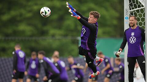 Alexander Nübel (l.) wird sich strecken müssen, um Oliver Baumann zu verdrängen.
