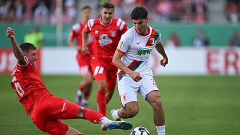 Mert Kömür (r.) versucht an Halles Löhmannsröben vorbeizukommen.
