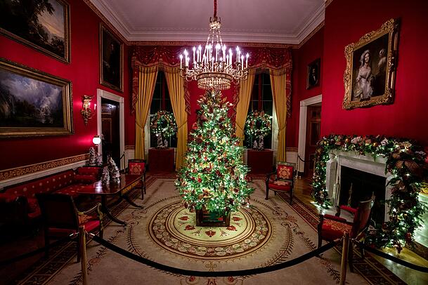 Der Red Room im Weißen Haus – im Dezember 2019 weihnachtlich geschmückt. Im Amtsgebäude des US-Präsidenten gibt es auch einen Blue Room und einen Green Room.