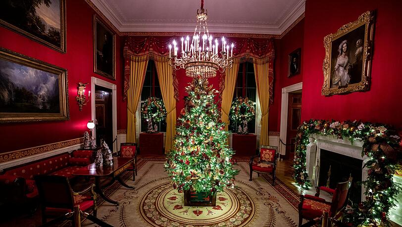 Der Red Room im Wei&szlig;en Haus &ndash; im Dezember 2019 weihnachtlich geschm&uuml;ckt. Im Amtsgeb&auml;ude des US-Pr&auml;sidenten gibt es auch einen Blue Room und einen Green Room.