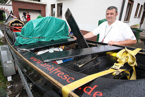 Pegnitz-Gondoliere Alberto Castelli (39) ist verzweifelt. Ein betrunkener Sandler hat das teure Boot schwer beschädigt.