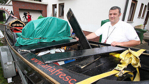 Pegnitz-Gondoliere Alberto Castelli (39) ist verzweifelt. Ein betrunkener Sandler hat das teure Boot schwer beschädigt. Pegnitz-Gondoliere Alberto Castelli (39) ist verzweifelt. Ein betrunkener Sandler hat das teure Boot schwer beschädigt.