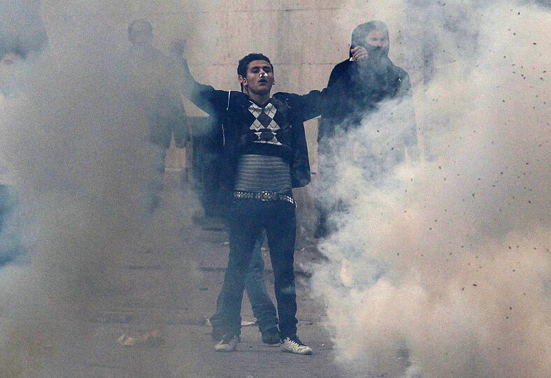 Er stellt sich der Polizei in den Weg - Demonstrant in Tunis
