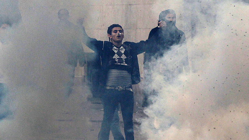 Er stellt sich der Polizei in den Weg - Demonstrant in Tunis Er stellt sich der Polizei in den Weg - Demonstrant in Tunis