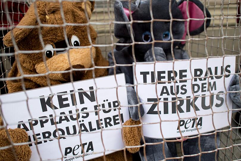 Tierschützer der Gruppe Peta protestieren gegen Zirkustiere.