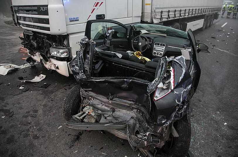 Schwerer Unfall im Morgennebel auf der B20 - die Bilder von der Bergung