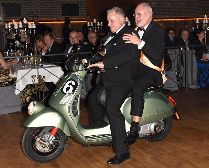 Vollgas nach vorn: Christian Schottenhamel und Conrad Mayer auf der Vespa.