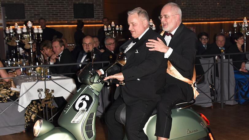 Vollgas nach vorn: Christian Schottenhamel und Conrad Mayer auf der Vespa. Vollgas nach vorn: Christian Schottenhamel und Conrad Mayer auf der Vespa.