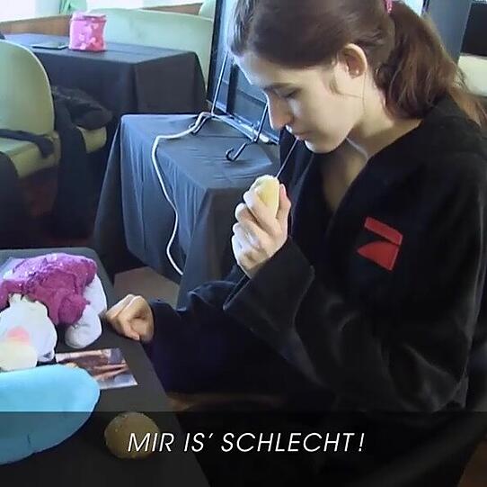 Auch Model Julia klagt über Übelkeit