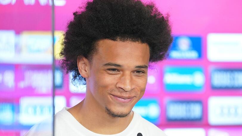 Der neue Star des FC Bayern kommt locker-lässig daher: Bei seinem ersten offiziellen Pressetermin als Bayern-Spieler offenbarte Leroy Sané auch seine humorvolle Seite.