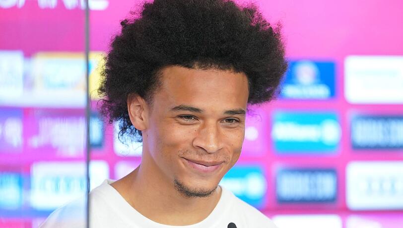 Der neue Star des FC Bayern kommt locker-lässig daher: Bei seinem ersten offiziellen Pressetermin als Bayern-Spieler offenbarte Leroy Sané auch seine humorvolle Seite. Der neue Star des FC Bayern kommt locker-lässig daher: Bei seinem ersten offiziellen Pressetermin als Bayern-Spieler offenbarte Leroy Sané auch seine humorvolle Seite.