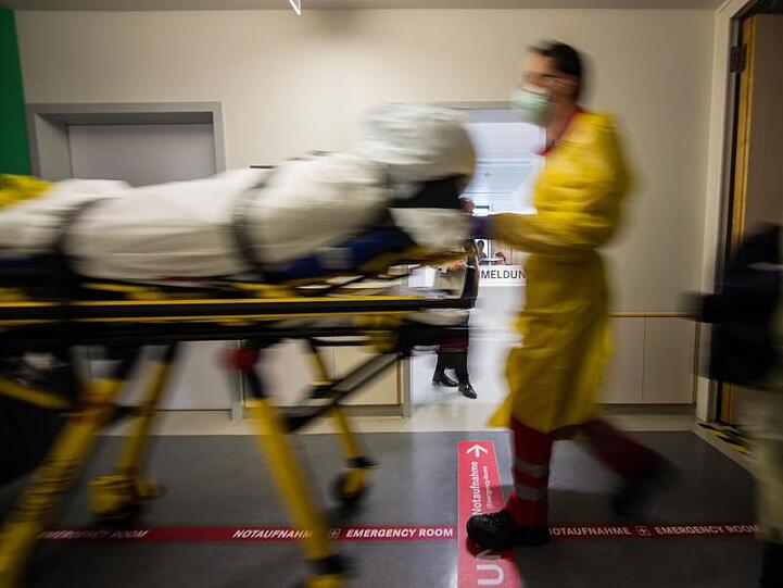 Ein Patient wird durch Sanitäter direkt in die Notaufnahme gebracht.