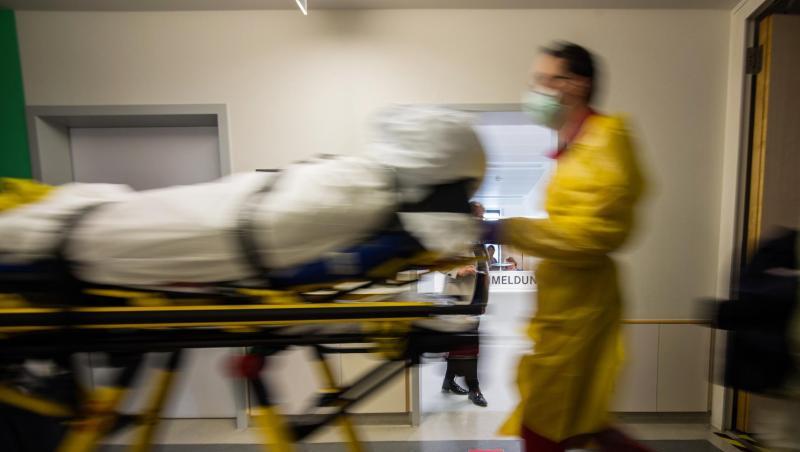 Ein Patient wird durch Sanitäter direkt in die Notaufnahme gebracht. Ein Patient wird durch Sanitäter direkt in die Notaufnahme gebracht.