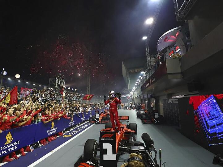 Sebastian Vettel ist nun alleiniger Rekordsieger beim Formel-1-Nachtrennen in Singapur.