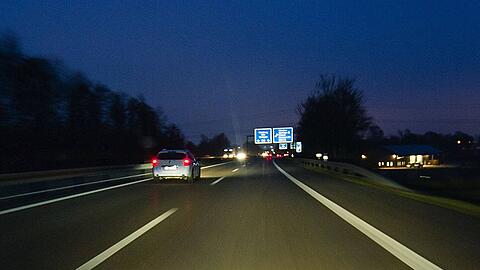 Eine 22-Jährige hat ihren Freund am Sonntagmorgen nach einem Discobesuch mitten auf der Autobahn abgesetzt. (Symbolbild)