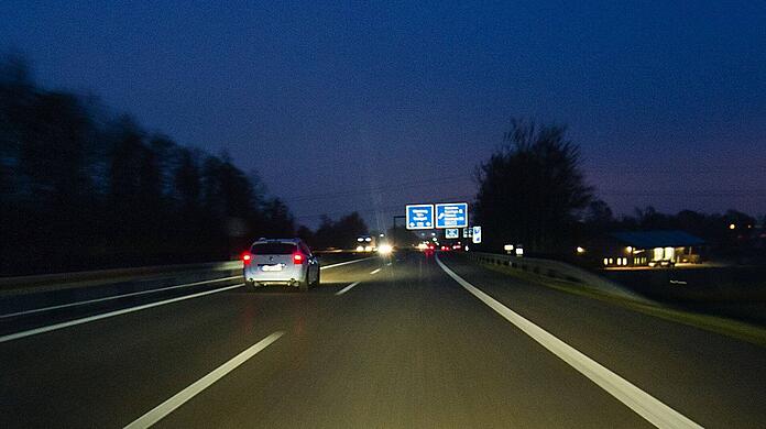 Eine 22-Jährige hat ihren Freund am Sonntagmorgen nach einem Discobesuch mitten auf der Autobahn abgesetzt. (Symbolbild)